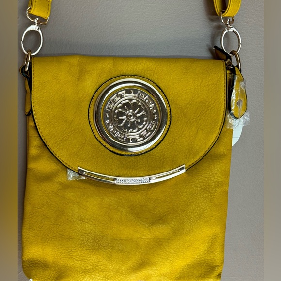 ❌SOLD❌ Yellow crossbody purse - Picture 3 of 7